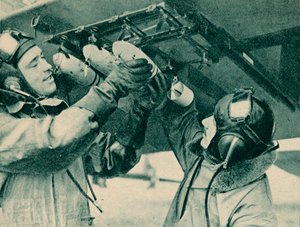Observador aéreo recibiendo entrenamiento de bombardeo, 1940 de Unbekannt
