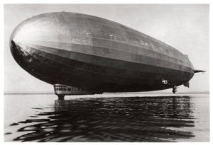 Dirigible LZ127 Graf Zeppelin aterrizando en el Lago de Constanza, Alemania, 1933