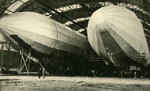 Dirigibles en hangar, Primera Guerra Mundial, 1914, c. 1920 de Unbekannt