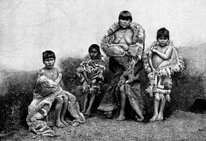 Alakaluf fueguinos, vestidos con pieles de guanaco, Chile, 1895 de Unbekannt