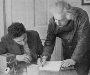 Albert Einstein, matemático y físico germano-suizo-estadounidense, con un estudiante de Unbekannt
