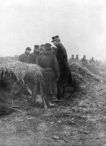 Alberto I, el tercer rey de los belgas, visitando las trincheras de Avecapelle, Bélgica, 1915 de Unbekannt