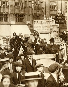 Alcock y Brown... después del primer vuelo transatlántico sin escalas, Londres, junio 1919, 1935 de Unbekannt