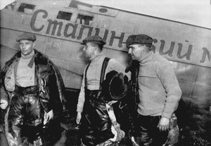 Alexander Belyakov, Georgiy Baidukov y Valery Chkalov junto a su avión el 20 de junio de 1937