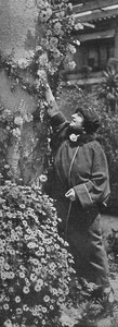Amelita Galli-Curci - La gran diva recogiendo rosas, sus flores favoritas de Unbekannt