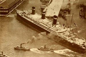 Fotografía aérea del Leviathan siendo remolcado por pequeños remolcadores a su muelle en Nueva York, c1930