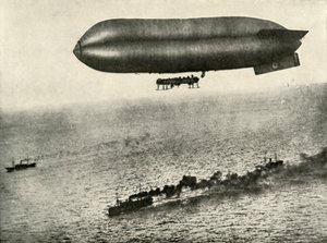 Un dirigible escoltando un convoy, 1919