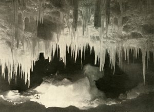 Una cueva de hielo en invierno