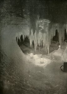 Una caverna de hielo en el invierno. Fotografiada a la luz de lámparas de huracán, c1908, 1909 de Unbekannt