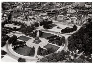 Vista aérea de la Königsplatz, Múnich, Alemania, desde un zepelín de Unbekannt