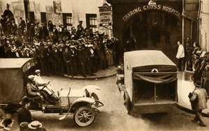 Una ambulancia entrando en el Hospital Charing Cross con heridos..., Londres, 1914, 1933 de Unbekannt