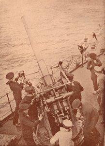 Un cañón antiaéreo en acción en un acorazado británico, c1917 de Unbekannt