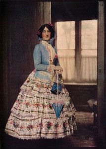 Un abrigo bordado, con una hermosa falda de gasa de seda. De moda entre 1850 y 1860, c. 1913