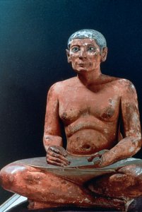 Figura egipcia antigua de un escriba sentado, siglo XXV-XXIV a.C.