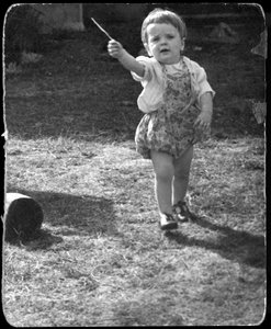 Andrew Nurnberg, hijo del fotógrafo Walter con un palo en el jardín, c 1954 de Unbekannt