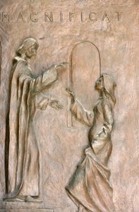Escultura en la puerta de la basílica de la Anunciación: la Visitación (María y Isabel), Nazaret, Israel