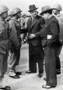Antonio de Oliveira Salazar (1888-1970), dictador de Portugal de 1932 a 1968, inspecciona las tropas durante una visita a las Azores, 5 de abril de 1941 de Unbekannt