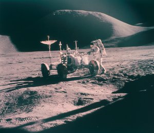 Astronauta del Apollo 15 James Irwin con el Lunar Rover, agosto 1971