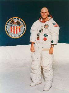 Astronauta de Apollo 16 Thomas Mattingly en traje espacial, 1971 de Unbekannt