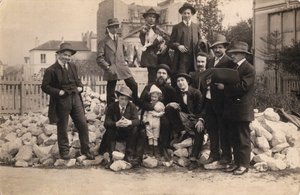 Artistas frente a La Ruche, Montparnasse, 1914 de Unbekannt