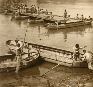 Montaje de un puente de pontones, c1914-c1918 de Unbekannt