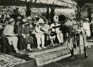 En Suva, Fiyi. Presentando un diente de Tabua del cachalote...1927 de Unbekannt