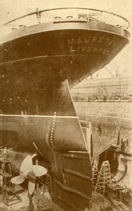 Trabajando en la popa del Mauretania, en dique seco, c1930 de Unbekannt