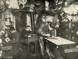 En el fondo del mar. En la sala de oficiales de un submarino de Unbekannt