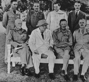 En el frente en Egipto: Sr. Churchill en El Cairo con miembros del Consejo de Guerra del Medio Oriente, 1942 de Unbekannt