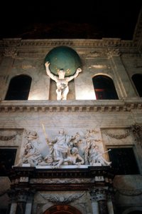 Atlas sosteniendo el universo sobre sus hombros