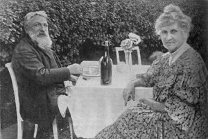 Auguste Rodin - Rodin y su esposa en su jardín en Meudon, c1925 de Unbekannt