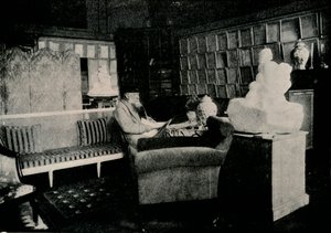 Auguste Rodin entre sus libros en 77 Rue De Varenne