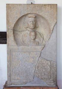 Aurelio Apio, estela de Unbekannt