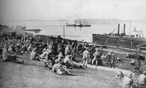 Prisioneros austriacos capturados por serbios descansando al mediodía en las orillas del Danubio, 1915 de Unbekannt