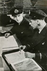 Oficiales de navegación de BOAC elaborando un plan de vuelo, Segunda Guerra Mundial, c. 1939-c. 1944 1946 de Unbekannt