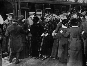 De vuelta a las trincheras desde la estación Victoria, Londres, 1915 de Unbekannt