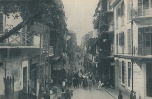 Edificios con balcones de una concurrida carretera comercial que corre de este a oeste, c1935 de Unbekannt