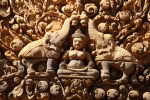 Templo Banteay Srei en Angkor, Camboya. Lakshmi, diosa hindú de la riqueza y esposa del dios Vishnu, es rociada con agua sagrada por dos elefantes. Siem Reap, Camboya de Unbekannt