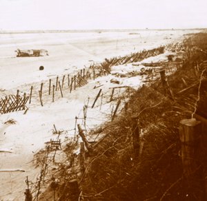 Barreras de alambre de púas en la playa, Nieuwpoort-Bad, Flandes, Bélgica, c1914-c1918 de Unbekannt