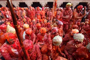 Aldeanos de Barsana celebrando Holi en Nandgaon, Nandgaon, India
