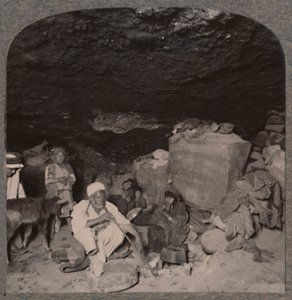 Beduinos habitantes de cuevas en sus cuevas, c1900 de Unbekannt