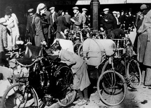 Refugiados belgas con sus bicicletas y pertenencias fuera de la Gare du Nord, París, julio de 1940 de Unbekannt