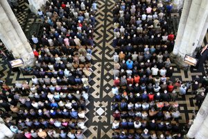 Asamblea de creyentes. Ordenación episcopal. Catedral de Amiens, Amiens, Francia de Unbekannt