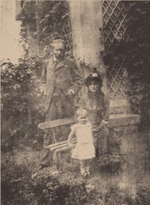 Berthe Morisot, su esposo Eugène Manet y su hija, Julie, ca 1881 de Unbekannt