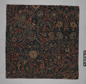 Fragmento de alfombra de fondo azul con enredaderas florales, Irán, siglo XVII de Unbekannt