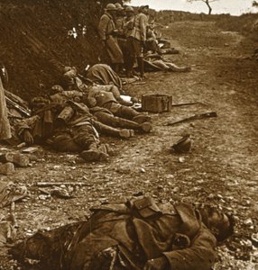 Cuerpos después de la toma de Courcelles, norte de Francia, 1918 de Unbekannt