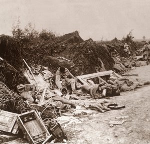 Cuerpos después de la toma de Courcelles, norte de Francia, junio 1918