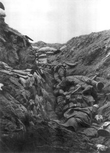 Cuerpos en una trinchera en Mort Homme, Verdún, Francia, 9 de abril de 1916