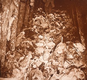 Cuerpos en túneles bajo el Monte Cornillet, Champaña, norte de Francia, c1917 de Unbekannt
