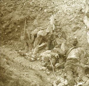 Cuerpo de soldado muerto, c1914-c1918 de Unbekannt